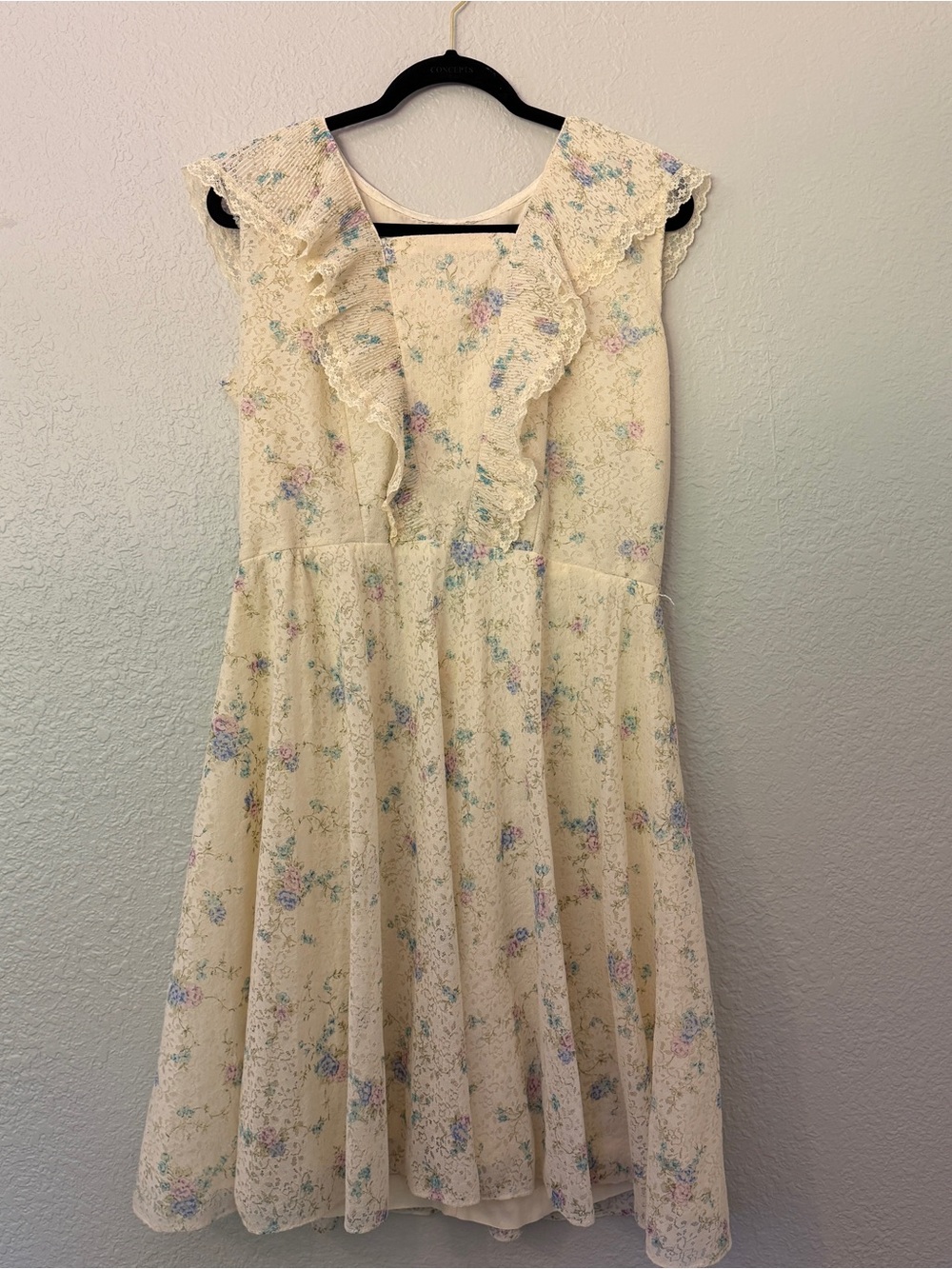 Vintage 1970s Cream Floral Lace-Trim Casual Dress